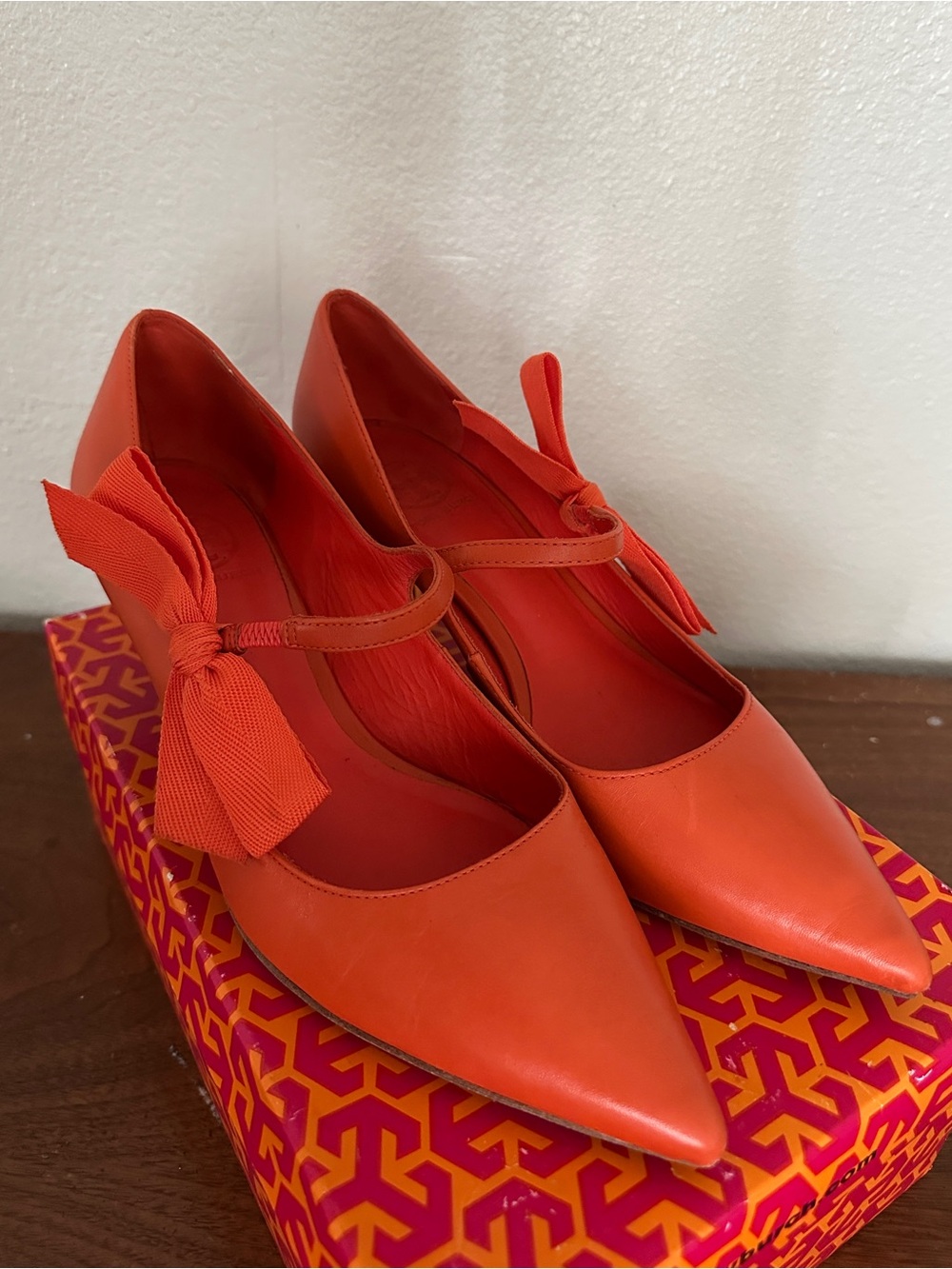 Tory Burch Beverly Marmalade Leather Mary Jane Bow Pumps 9.5 Box